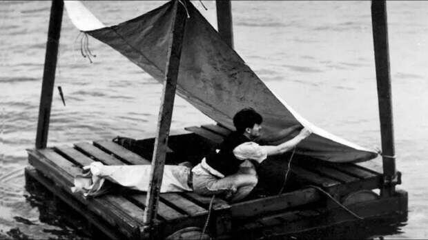 Каким образом моряк продержался на плоту в океане 133 дня, не имея запасов воды и пищи?

В 1942 году немецкая подлодка потопила британский торговый корабль. Служивший на нём моряк китайского происхождения Линь Пэн успел выпрыгнуть за борт в спасжилете, а потом в воде нашёл свободный плот. Небольшие запасы воды и печенья на плоте быстро кончились. Моряк, дрейфуя на плоту по Атлантическому океану, собирал дождевую воду и ел сырую рыбу, которую ловил импровизированной удочкой, а однажды ему удалось поймать чайку и высосать из неё кровь. Так он плавал 133 дня, пока плот не прибило к бразильскому берегу. Линь Пэн похудел всего на 9 кг и сразу мог ходить без посторонней помощи.