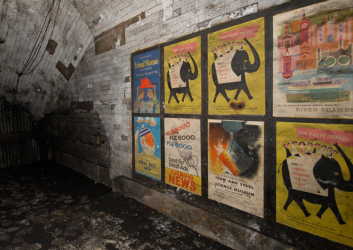 Найденный закрытый туннель с афишами в Notting Hill Gate