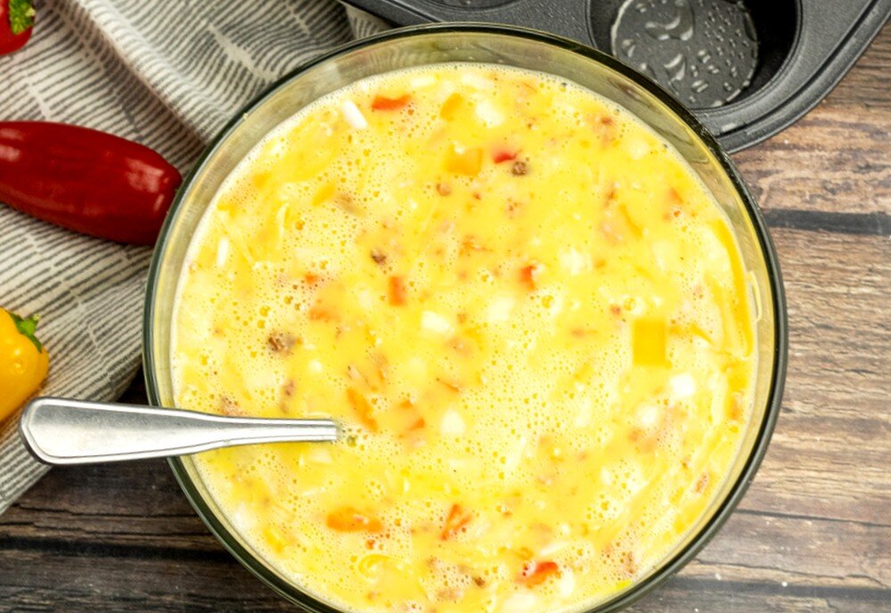 Бекон и овощи добавляем в яичную смесь уже не горячими 