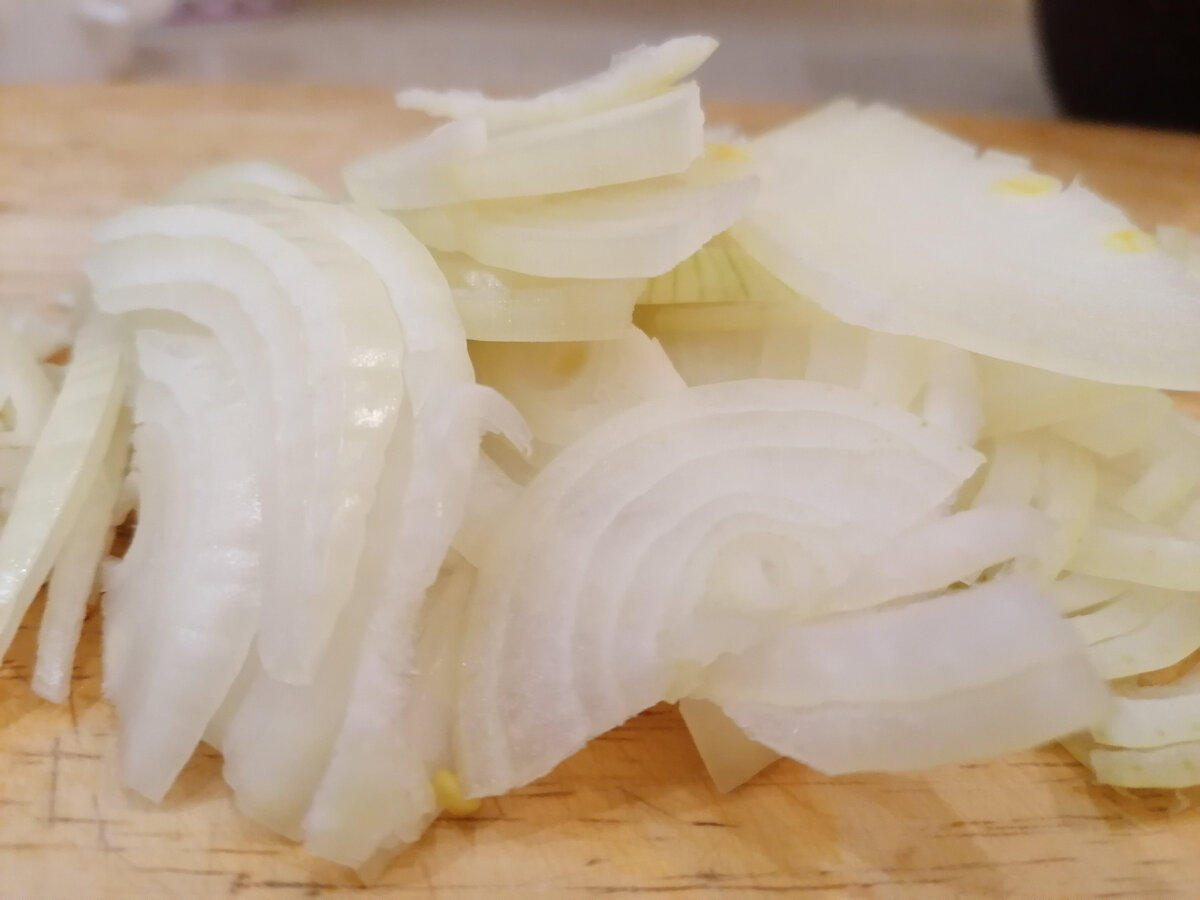 Фото автора. Лук нарезала не слишком толстыми полукольцами