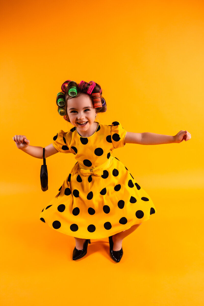 когда одевали туфли, Василиса очень боялась даже в них стоять, но через, буквально, минуту было уже и не подумать, что встала первый раз "на каблуки"