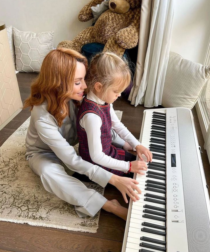 Певица Максим с дочкой