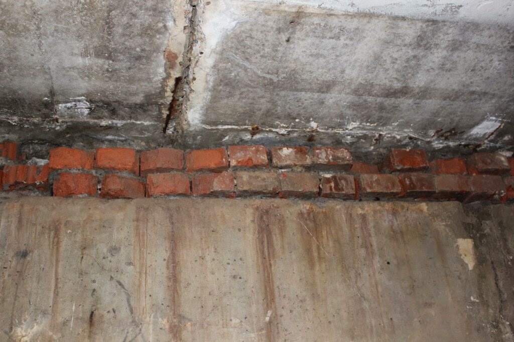 Расшиваем стыки и швы блоков и кирпича перед гидроизоляцией