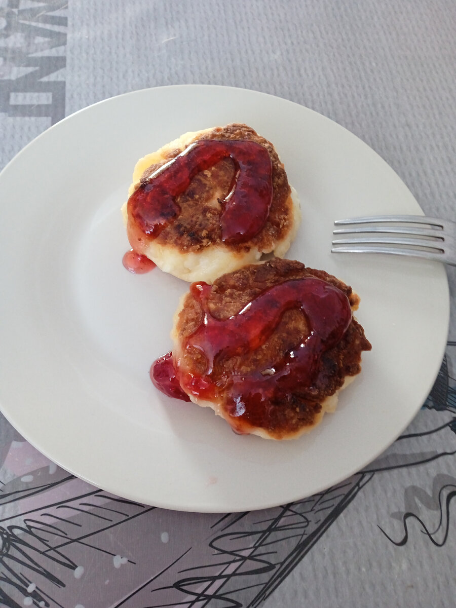 Сырники с клубничным джемом.