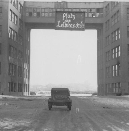 На арке Госпрома - название площади: "Плац дер Лейбштандарте",фото из открытых источников 