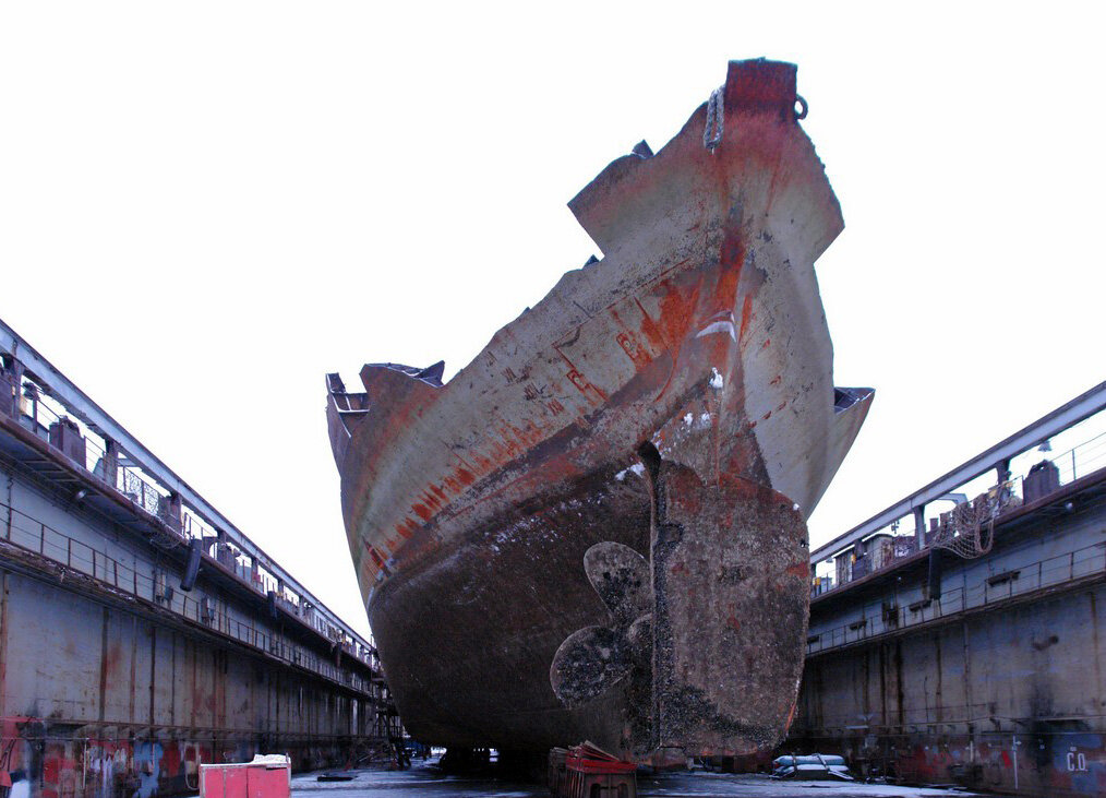 Дизель-электроход «Обь». Начало утилизации на архангельском заводе «Красная кузница». Кормовая часть корпуса. Фото Петра Веселова