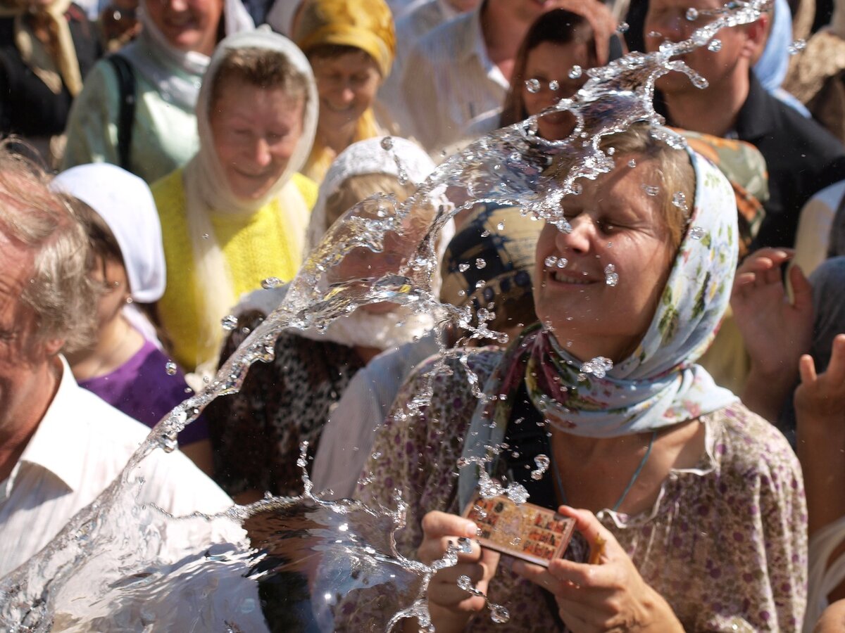 Священник освящает