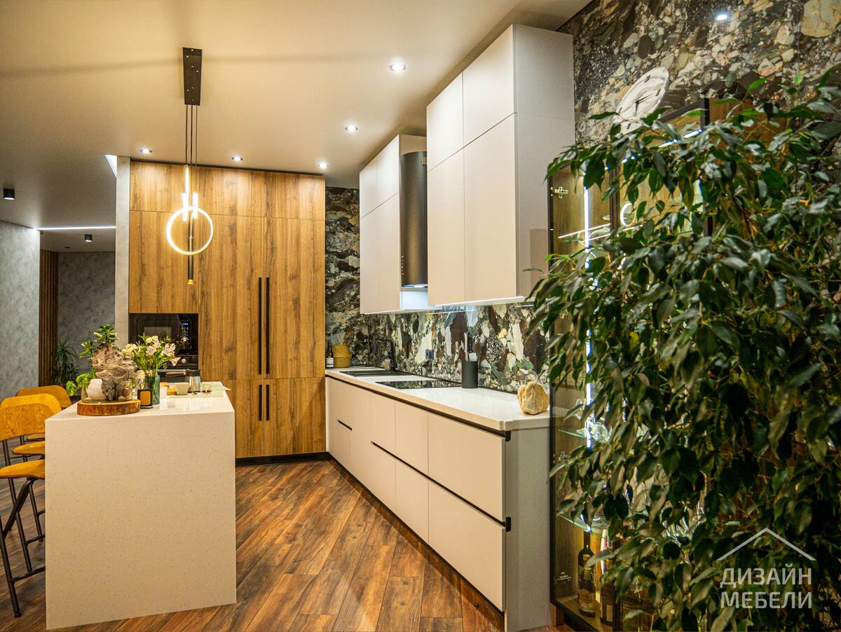 Кухня с островом в современном минимализме, стеклянным шкафом-баром, секцией встроенной бытовой техники в потолок и сногсшибательной акцентной стеной / Дизайнер: Никита Лапенóк / Проект сдан: Декабрь 2021 г. 