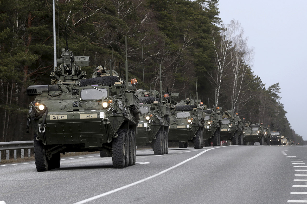 Техника идет. Колонна военной техники. Военная колонна на марше. Военная инфраструктура. Российская Военная колонна.