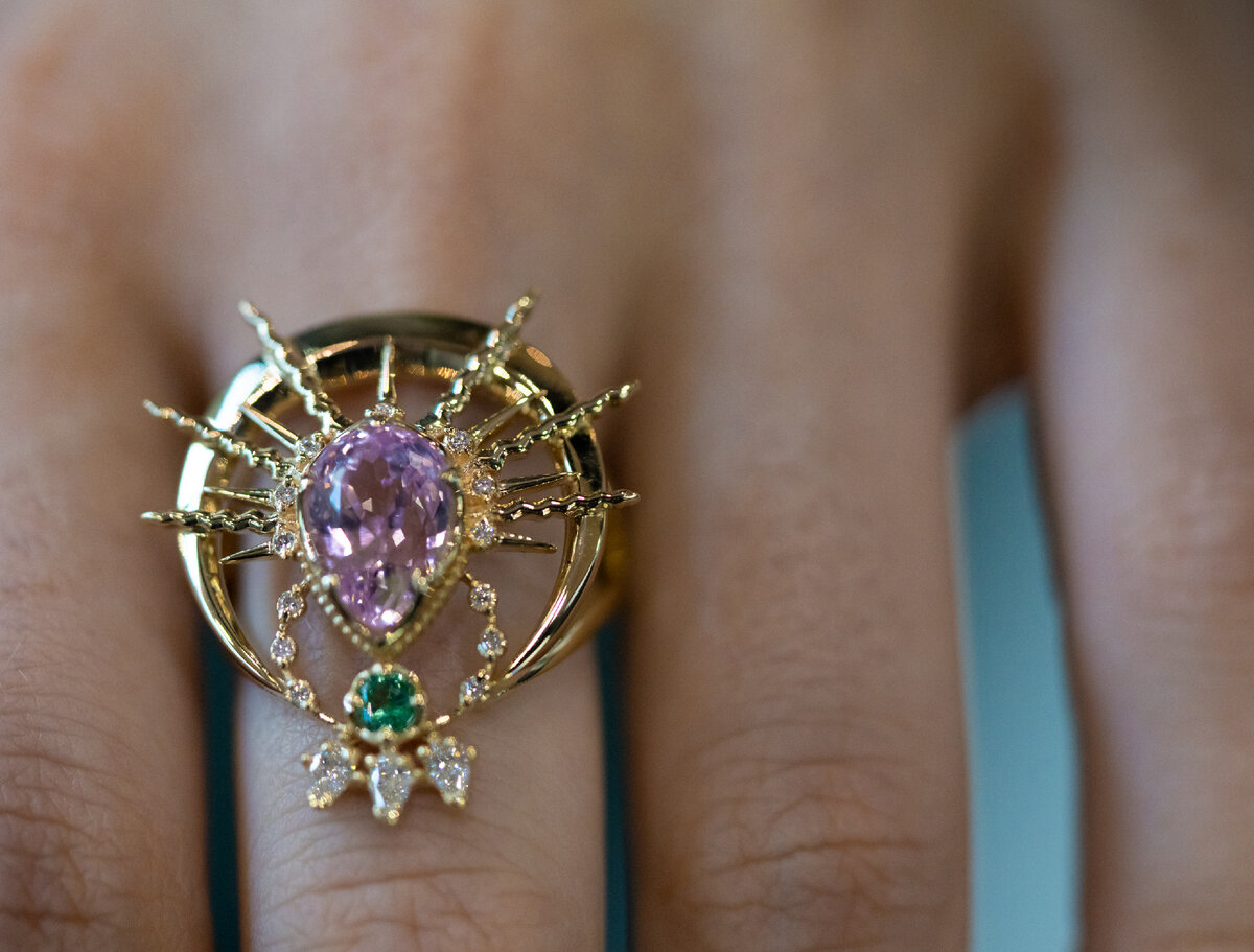 Minty Sky, кольцо La Luna, золото, кунцит, изумруд, брилианты