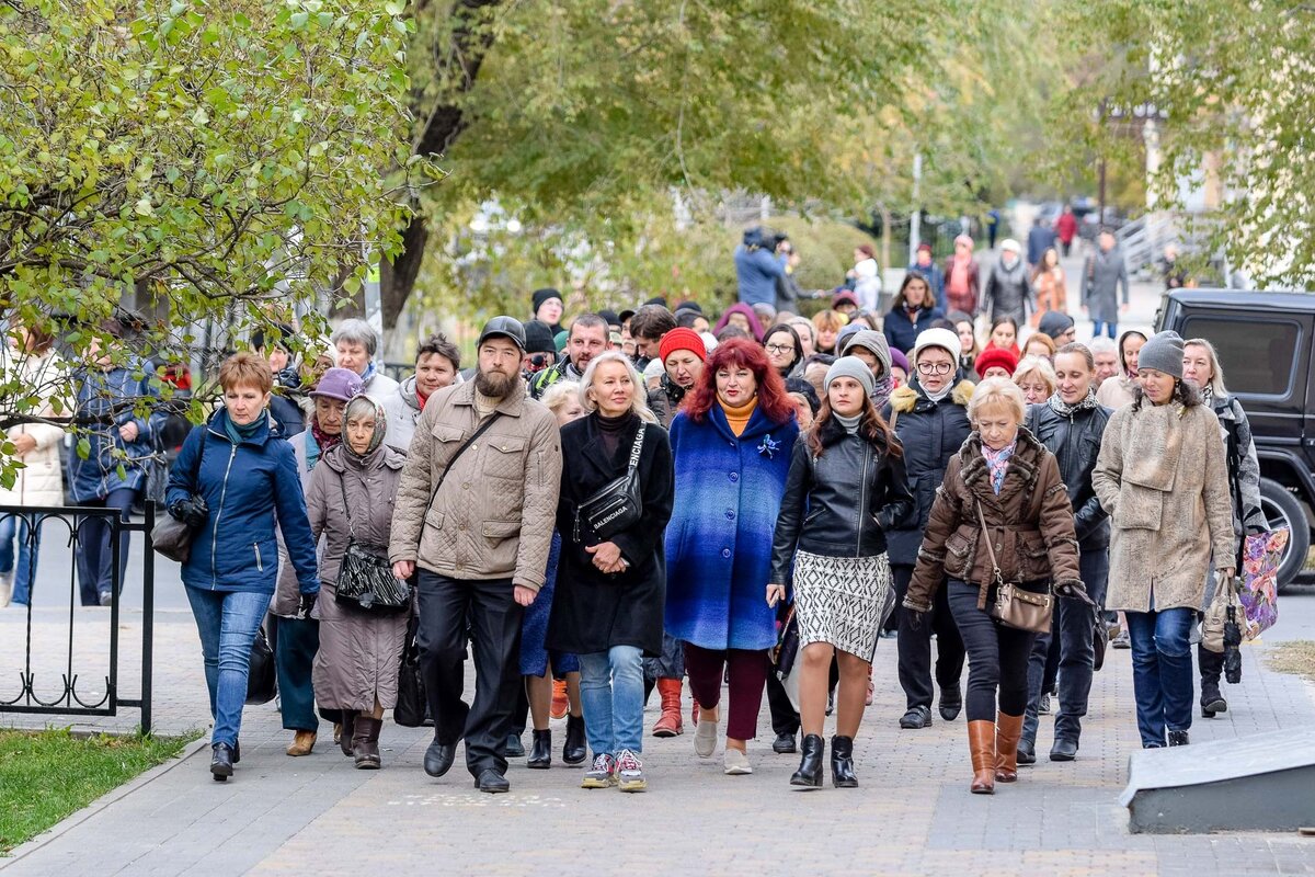 ведёт очередную экскурсию