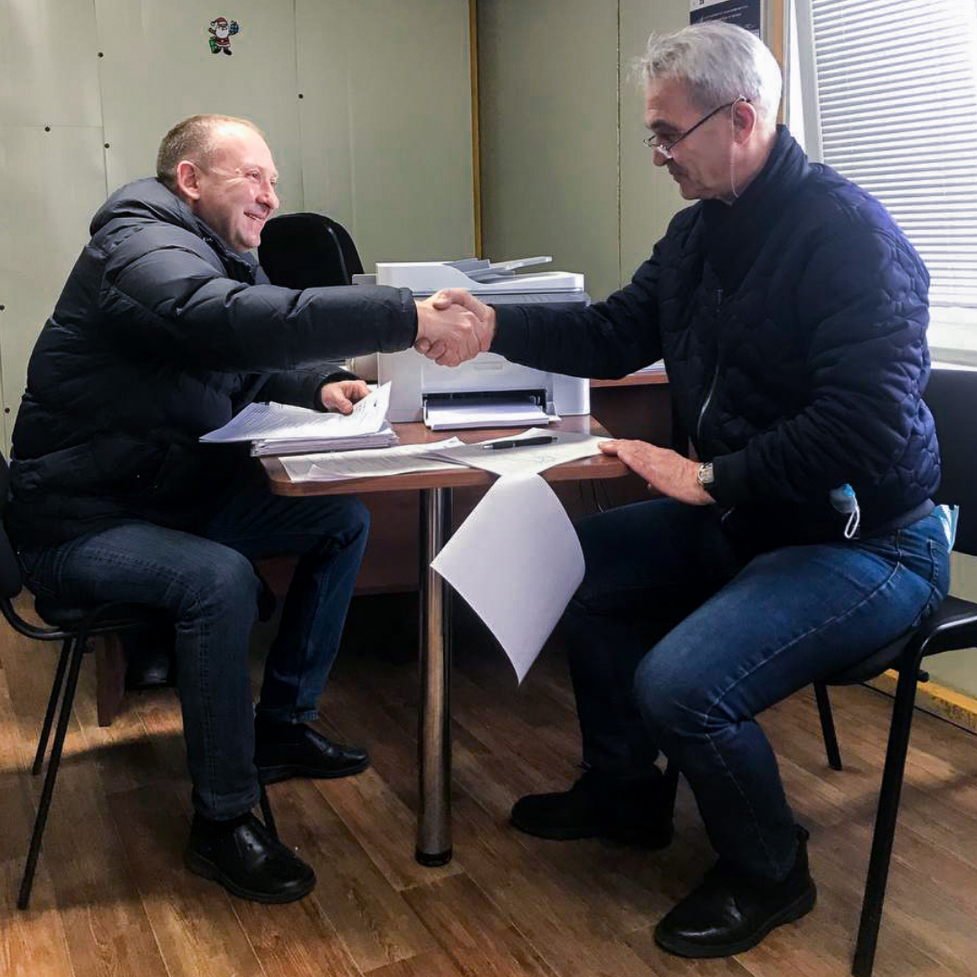 Заказчик (справа) и менеджер по работе с клиентами (слева)