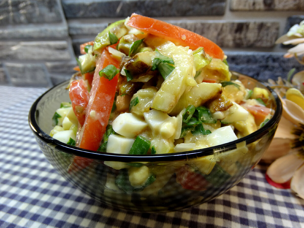 Салат с жареными шампиньонами, пекинской капустой и яйцами