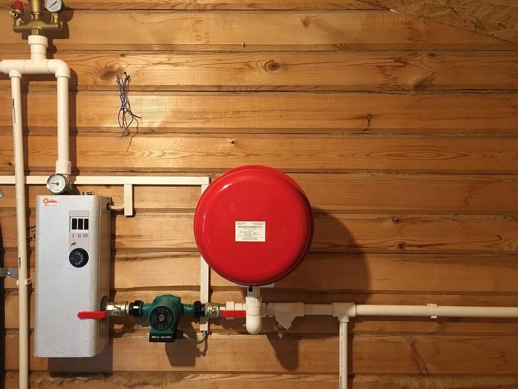 Зачастую расширительный бак рекомендуют купить для стабилизации давления внутри отопительной системы