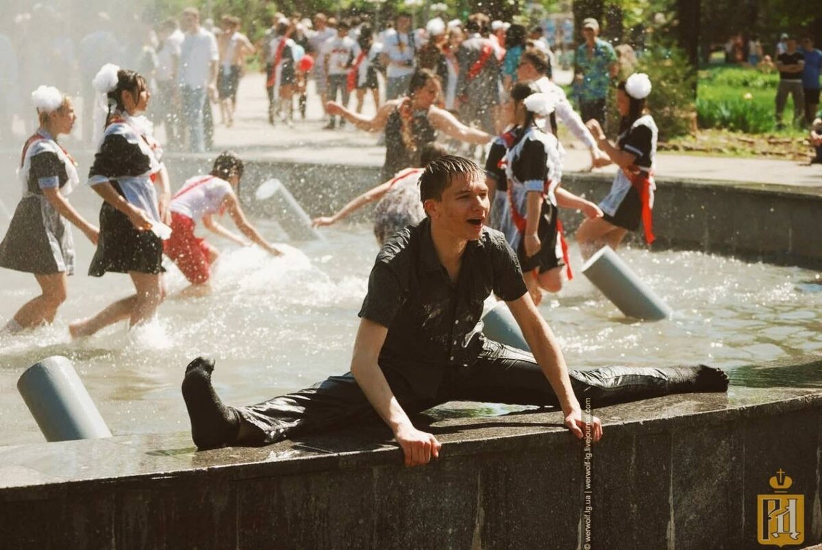 Фото пьяных выпускниц. Пьяные выпускники. Выпускники в фонтане. Школьники в фонтане. Последний звонок фонтан