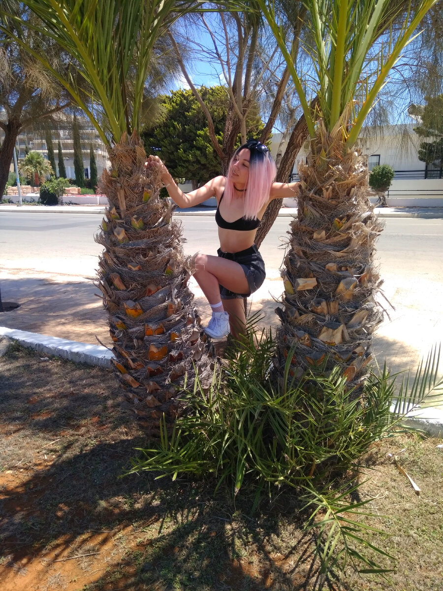 Фото автора на Кипре в розовом парике 