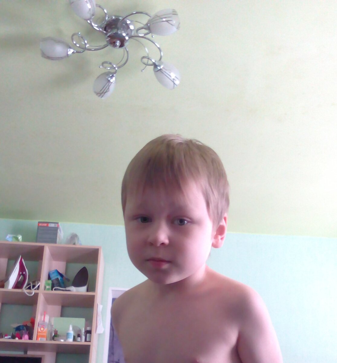 Паша фотографировал сам себя, по таймеру. Понимаете, да? Его уровень фотографирования реально круче, чем мой! Ещё и люстру нашу заодно посмотрите, а то вы же не видели никогда