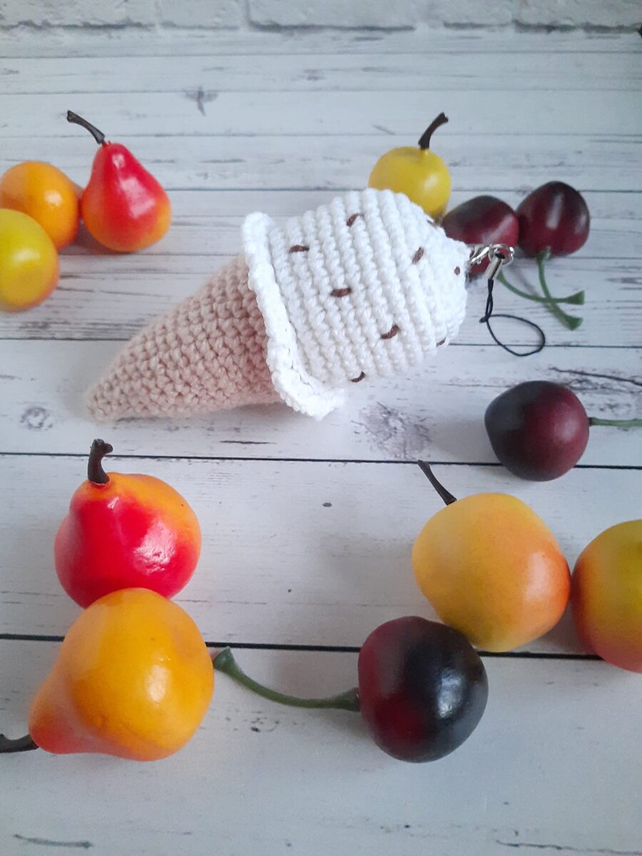 Вязаный брелок Мороженка