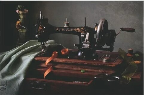 в осенних цветах.