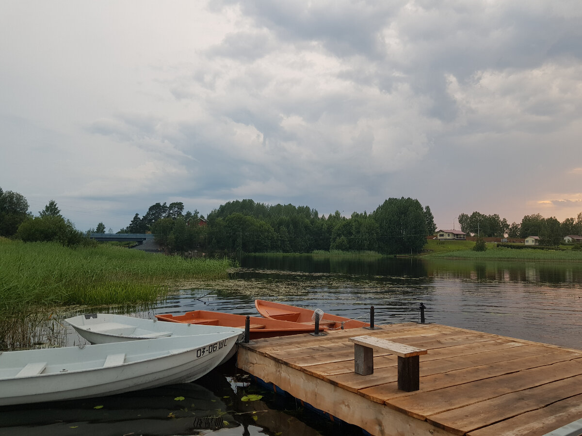 Небольшое озеро рядом с городищем