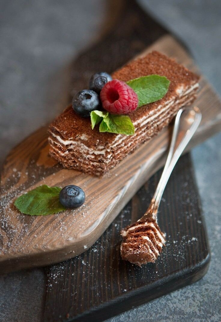 Кафешки с выпечкой, прилавки с леденцами, даже в самом захудалом и отдаленном районе есть магазинчик, в котором имеется большой выбор сладостей.