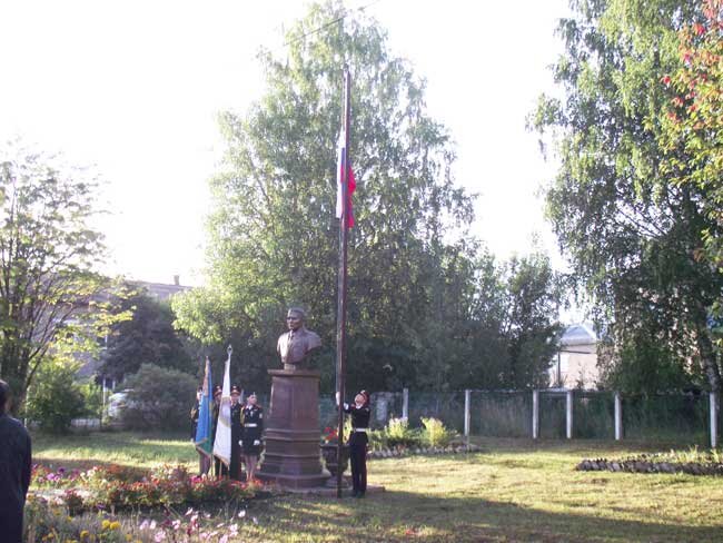 Знамённая группа - кадетская гордость школы № 12 - поднимает флаг Российской Федерации у памятника Герою Советского Союза В.Ф. Маргелову