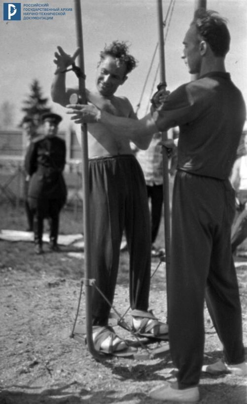 Космонавт Г.С. Титов готовится к тренировке на лопинге. Звездный городок, 1961 г. РГАНТД. Арх. № 0-3080.