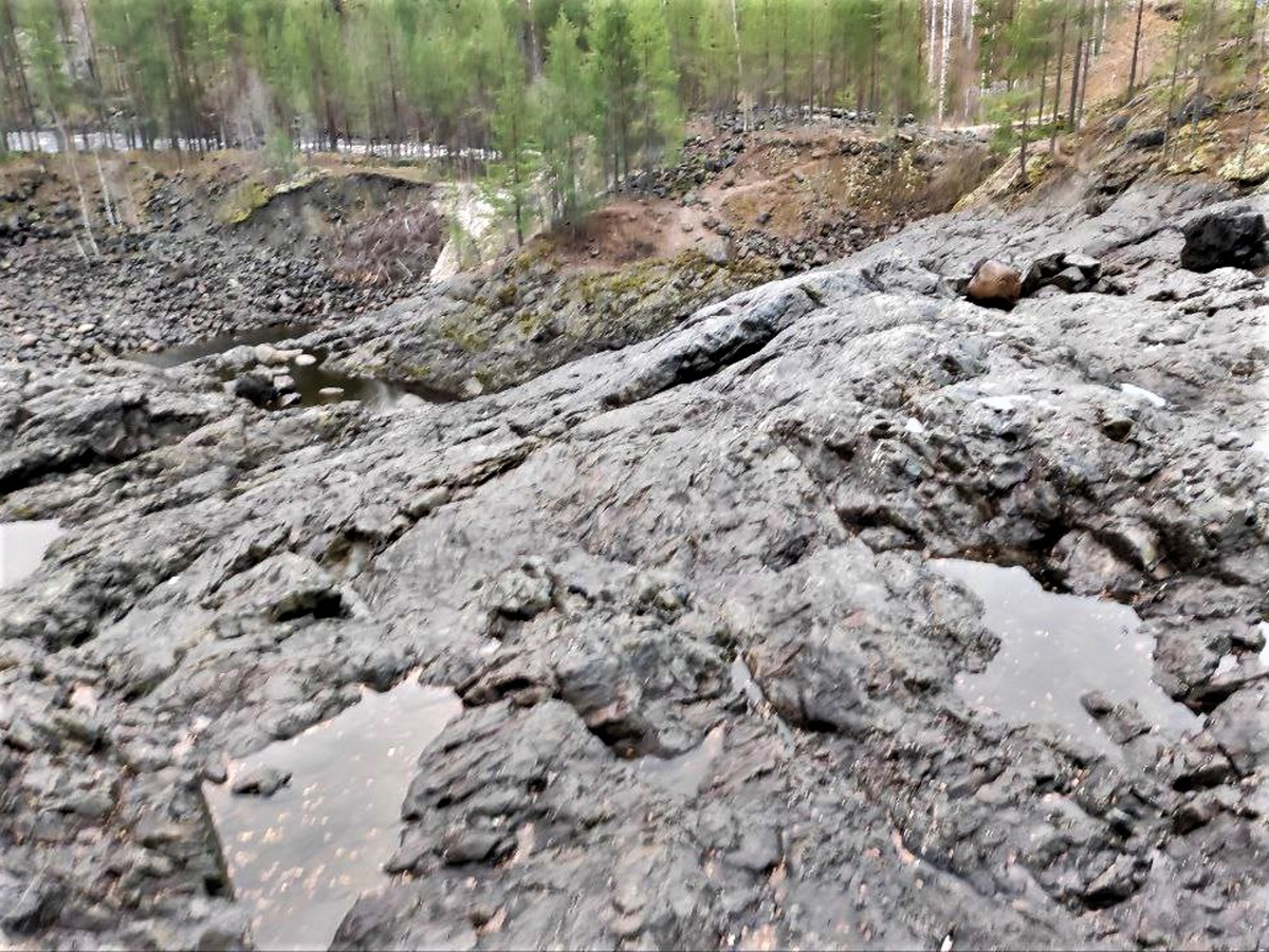 Древние лавы вулкана Гирвас. Гирвас представляет собой внушительных размеров каньон. 