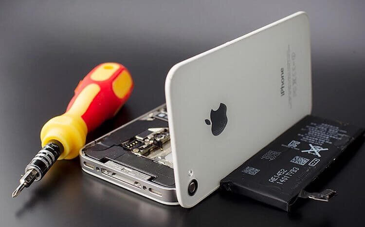    Нельзя просто так взять и поменять аккумулятор iPhone.