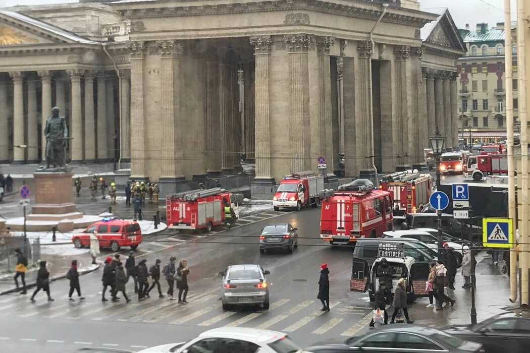 23 ноября санкт петербург. Атаянц Казанский собор. Учения у Казанского собора сегодня. Петербургские автомобили. Пожар в Санкт-Петербурге.