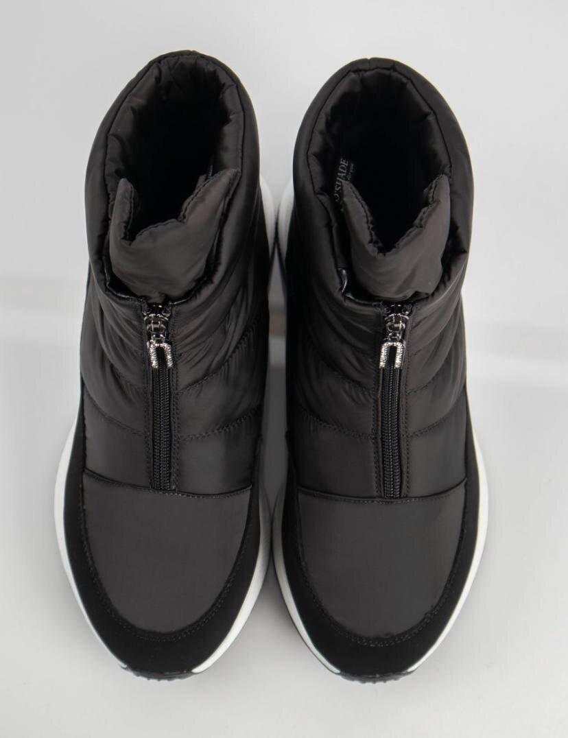    Параметры                                                                                                                                              •	Цвет черный 
•	Артикул WB: 109786739 
•	Состав: Экокожа,Текстиль прорезиненный 
•	Ширина упаковки: 30 см 
•	Высота подошвы: 1 см 
•	Высота упаковки: 12 см
•	Длина упаковки: 35 см 
•	Обхват голенища: 32 см 
•	Высота голенища: 10 см 
•	Материал подошвы обуви: ТЭП 
•	Материал подкладки обуви: шерстяной мех 
•	Материал стельки: шерстяной мех 
•	Полнота обуви (EUR): G (7) 
•	Вид застежки: молния 
•	Страна производства: Китай 
•	ТН ВЭД: 6404199000 
•	Комплектация: дутики - 1 пара в коробке 
•	Пол: Женский 
•	Сезон: зима
