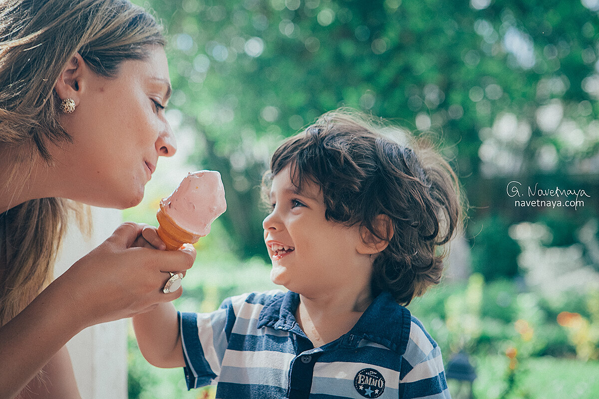 Мама дает ролики. Мороженое для детей. Ребенок с мороженым. Дети едят мороженое. Кушать мороженое.