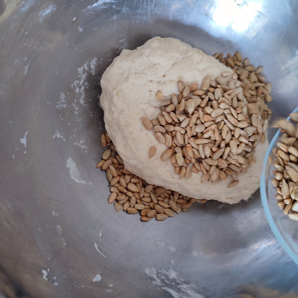 Ржаной хлеб с семечками в хлебопечке. Хлеб домашний с кунжутом. Хлеб со злаками и семечками. Хлеб с зернами и семечками. Домашний хлеб с семечками.
