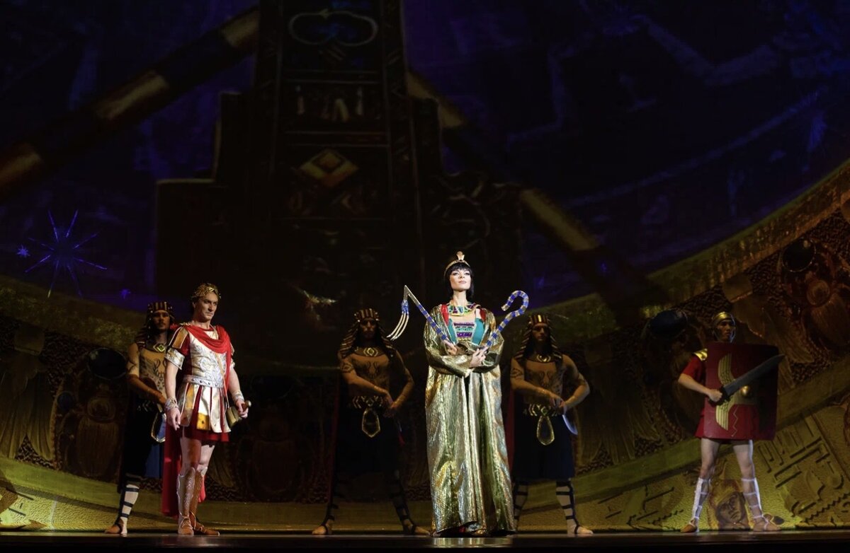 Клеопатра – Олеся Росланова, Гай Юлий Цезарь – Михаил Евгенов