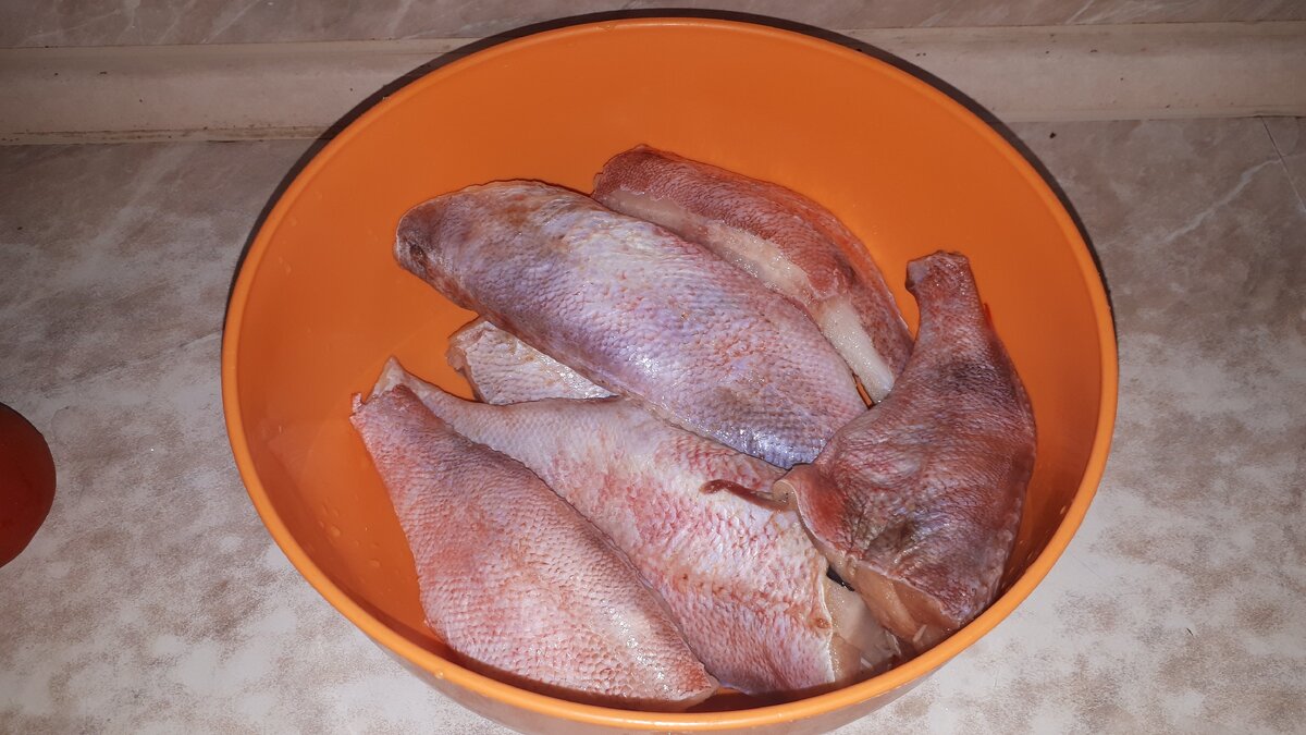 Окуня почистил и обрезал хвосты и плавники