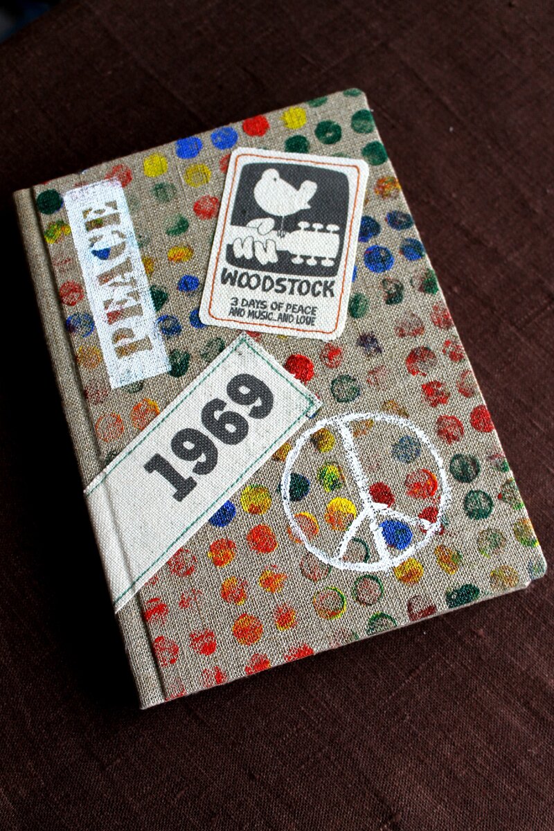 Тот случай, когда использовано несколько технологий: печать напрямую принтером на ткани, трафаретная печать, печать штампами и рисунок кистью.