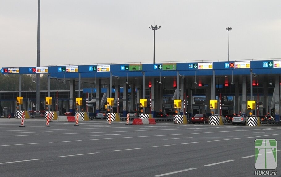 Платный участок на дороге М4. Сверху указатели для полос с транспондером и обычных полос. Фото взято с сервиса яндекс картинки.