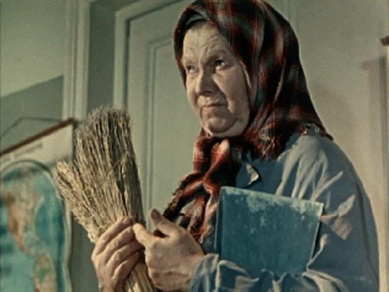 Бабушка можно у тебя пожить 121. Бабушка уборщица. Уборка в советских фильмах. Уборщицы в советских фильмах.