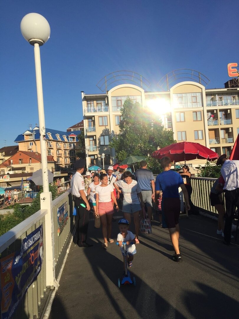 Фото 14 августа, слева полиция