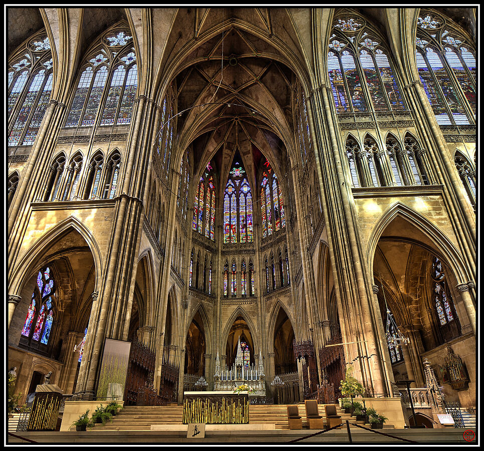 Интерьер Мецского собора - легко понять, почему он имеет прозвище "Фонаря Господа"! Кстати, в левой части внизу один из витражей работы Шагала. Фото: Wikimedia Commons