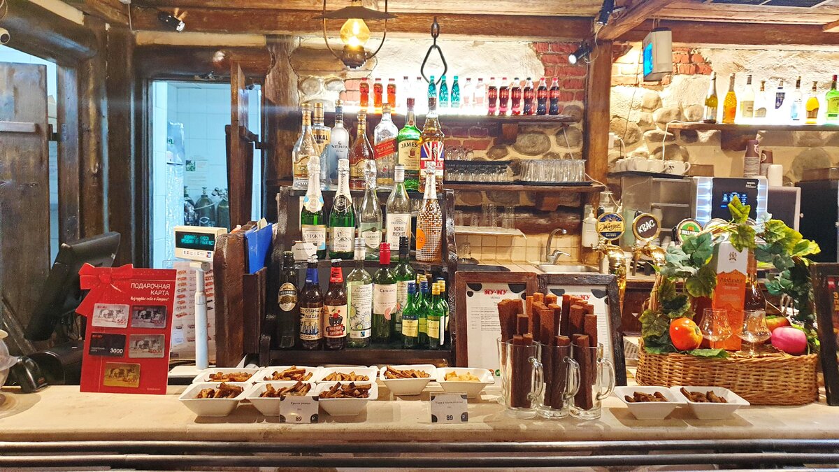 Касса и бар