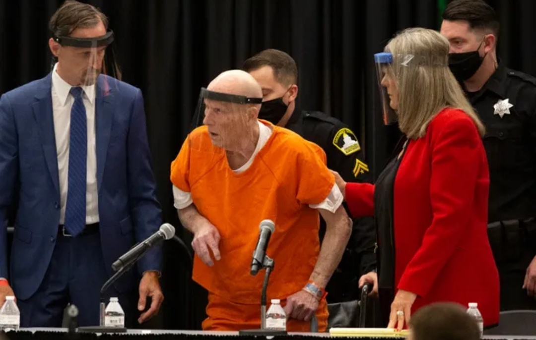 На этой фотографии из файла от 29 июня 2020 года Джозефу Джеймсу ДеАнджело (в центре), обвиняемому в убийстве из Голден Стэйт, помогает его адвокат Дайан ...