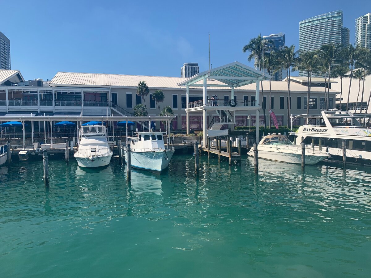 Лодочки вдоль туристической улицы в центре Майами