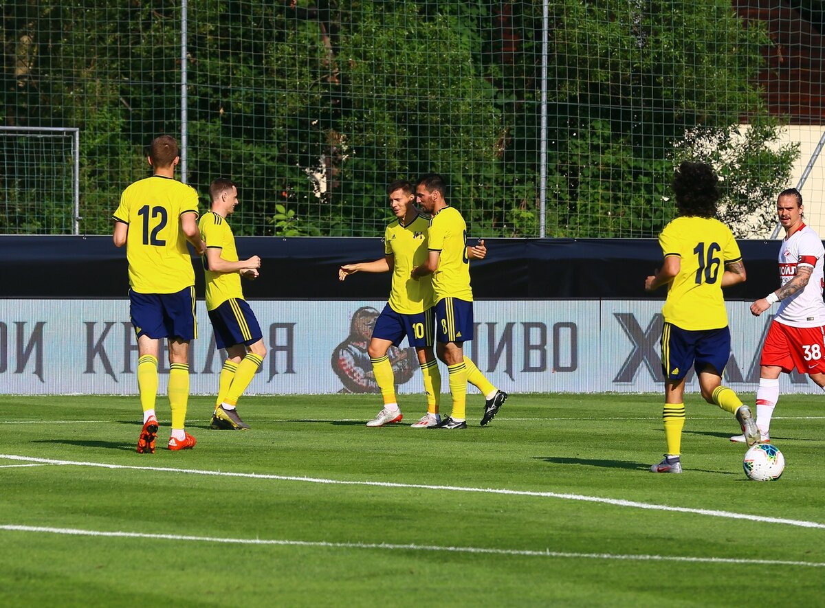 Дмитрий Полоз забивает гол за "Ростов" на предсезонном турнире