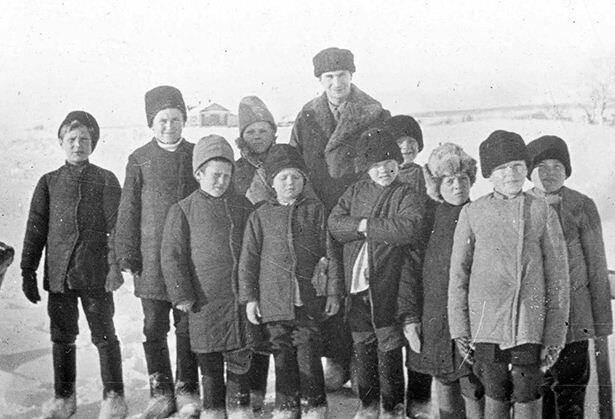 Квакер Грегори Уэлч и дети беженцев. 1916 год. 