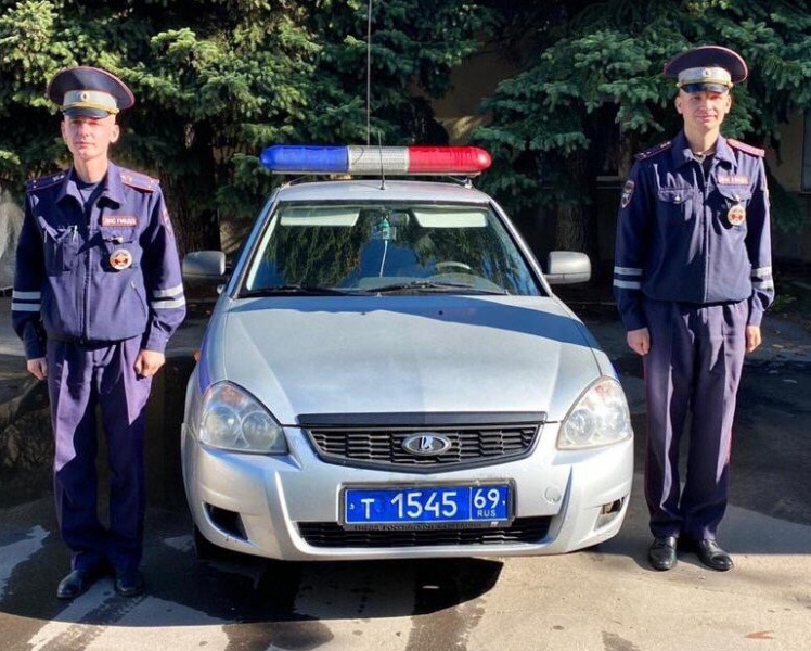 В Тверской области сотрудники ГАИ доставили мужчину в больницу