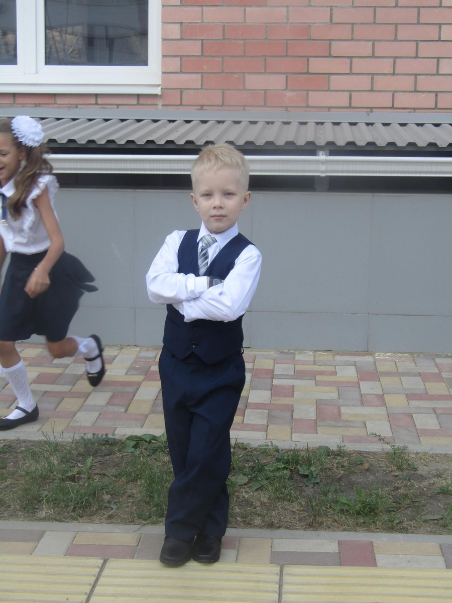 Сбор перед линейкой настроение  еще праздничное