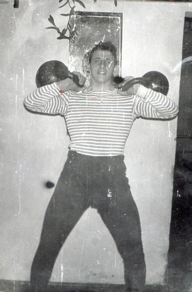 Боец 39 ДШБ тренеруется с гирями