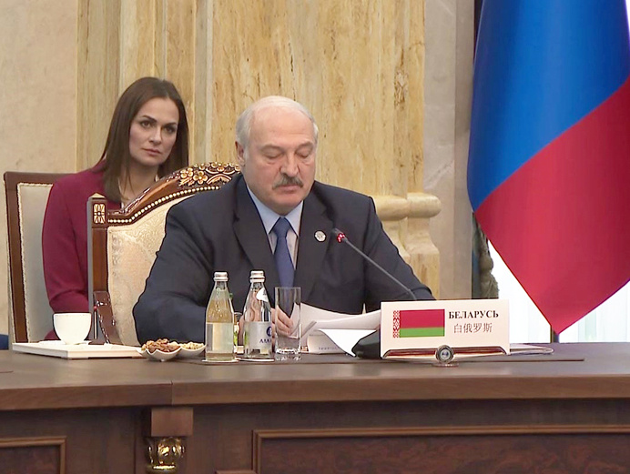 На фото с Натальей Эйсмонт, фрагмент из видео