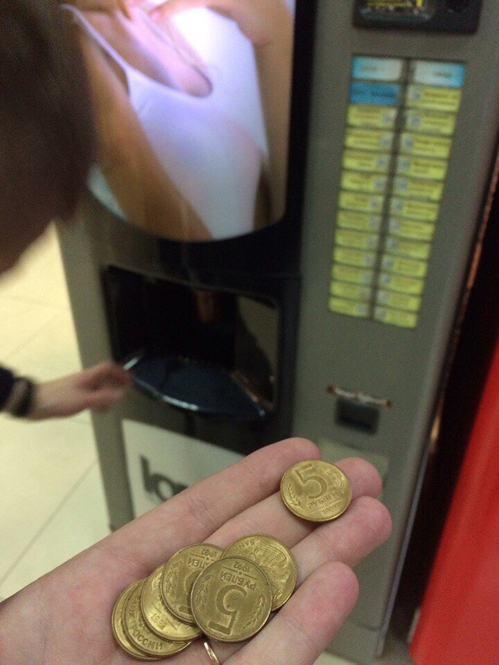 Зачем кидают монеты. Вендинговый аппарат монеты. Игровой автомат с монетами. Монеты для вендинга на автоматы. Старые игровые автоматы с монетами.
